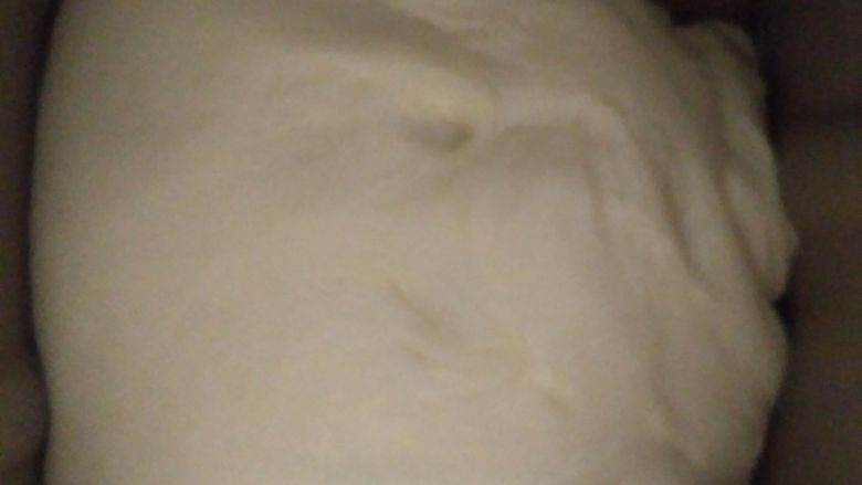 哄娃神器--萌萌哒兔子面包,面揉到能拉出厚膜的状态加入盐,黄油。之后再运行一个揉面程序至能扯出薄膜的状态。