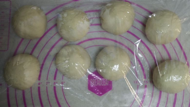 哄娃神器--萌萌哒兔子面包,均匀分成8份,滚圆,盖保鲜膜松弛15分钟