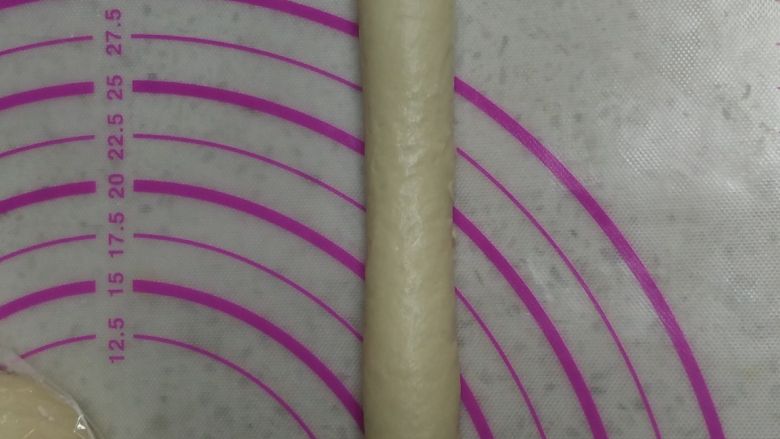 哄娃神器--萌萌哒兔子面包,从一侧卷起,捏紧收口