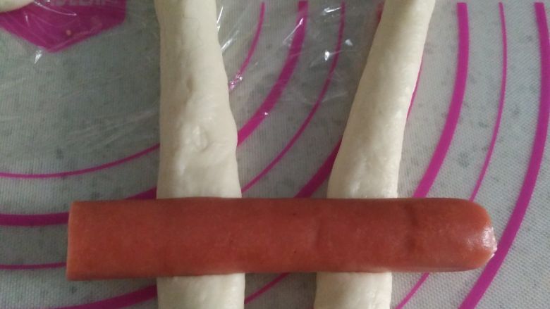 哄娃神器--萌萌哒兔子面包,对折,中下端一根火腿肠