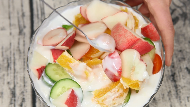 简约生活;素食沙拉!,用勺子搅拌翻匀!