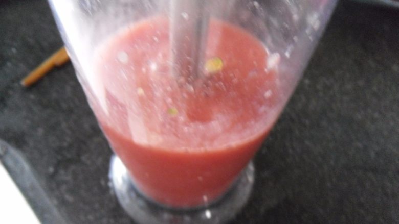 红汤鲈鱼, 把西红柿洗净,用料理机打汁