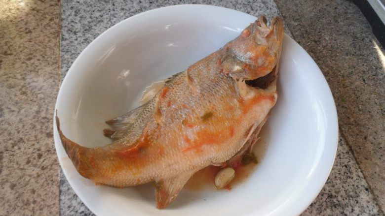 红汤鲈鱼, 先把鱼出锅盛入碗中