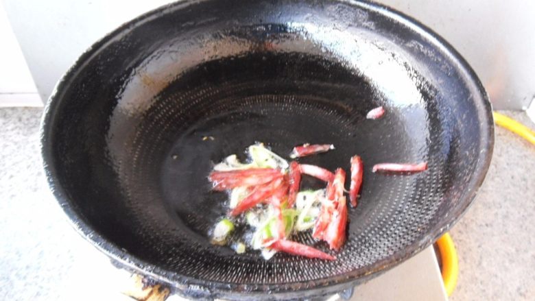 白菜丝炒面, 热油,炒香<a style='color:red;display:inline-block;' href='/shicai/ 3250'>葱</a>花,放入腊肠煸炒