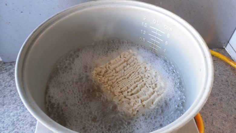 白菜丝炒面, 锅烧开水,放入面饼煮至稍稍有点硬芯,即可关火,捞出备用