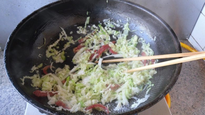 白菜丝炒面, 翻炒均匀,加盐调味