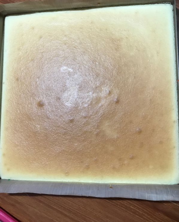 彩色涂鸦蛋糕卷,取出后震出热气,倒扣