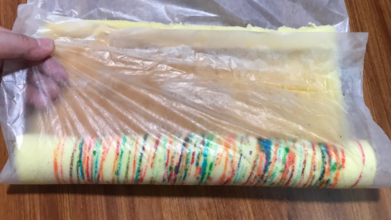彩色涂鸦蛋糕卷,拉动油纸卷起来,非常好卷哦