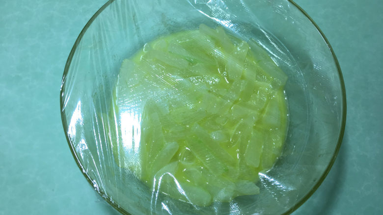 酸甜爽口的柠檬瓜条,然后盖上保鲜膜放入冰箱冷藏3-4个小时,让瓜条充分吸收果珍,这样瓜条的味道才会更好吃。