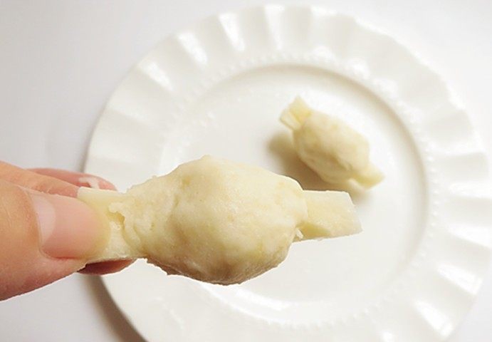 果子版开胃的素糖醋排骨,醒好的面团分成若干份,每份包在藕条中间,像排骨一样造型