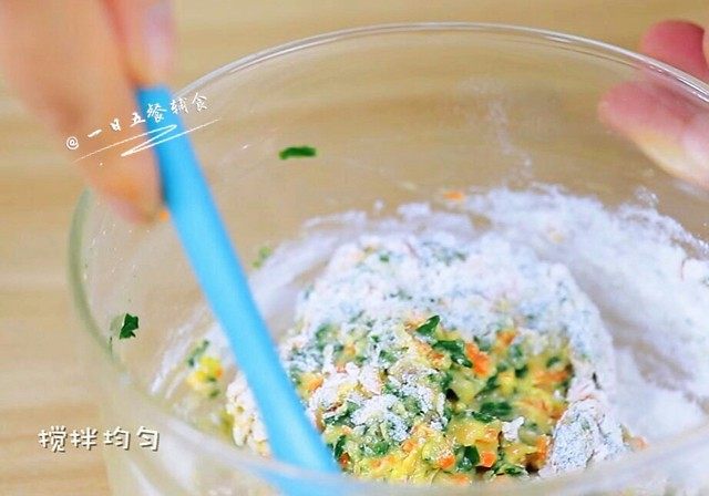 三文鱼蔬菜丁, 三文鱼中倒入蔬菜中,加入蛋黄搅拌均匀,加入面粉,搅拌成稠一点的面糊。
🌻小贴士:如果宝宝还比较小,咀嚼能力还不怎么好,这里再少加点水。