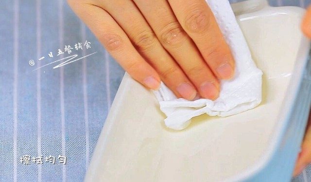 三文鱼蔬菜丁,碗里擦一层油。
🌻小贴士:用刷子刷一层油是一样的。
