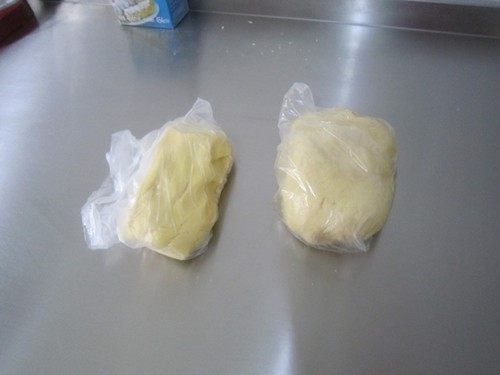 咬一口酥软掉渣的蛋黄酥,放保鲜袋松弛30分钟,两种面团的软硬度要一致。