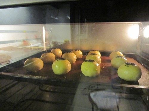 咬一口酥软掉渣的蛋黄酥, 烤箱200预热,上下火190度,中层烤25分钟,手轻按边缘有层次感说明烤好了。