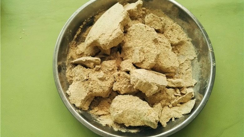 香油豆沙馅绿豆糕,将湿结的块去掉,将结块的绿豆粉搓开;