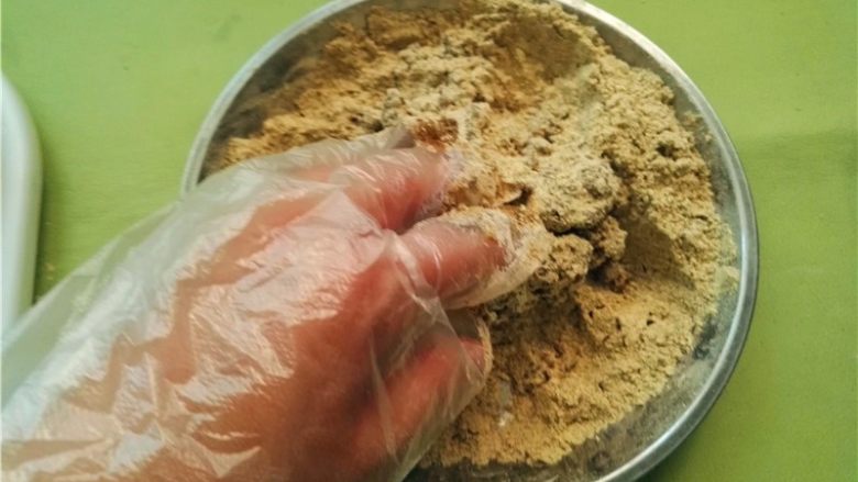 香油豆沙馅绿豆糕,戴上一次性手套搅拌均匀;