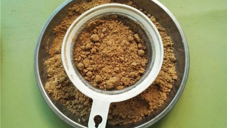 香油豆沙馅绿豆糕,如果结块比较大可以用粗网再过一遍(也可以省略);