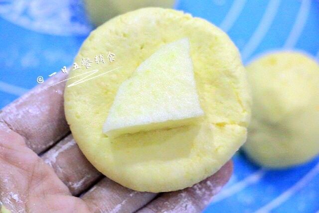 南瓜饼(蒸、煎、烤3种做法),蒸:
包入苹果馅。有一颗突发奇想包了颗蛋黄,出其不意的好吃。