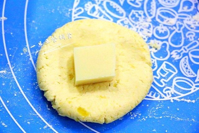 南瓜饼(蒸、煎、烤3种做法),烤:
包入奶酪馅,然后封口再次揉圆。