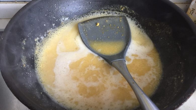 咸蛋黄虾仁豆腐,加入1碗热水,水量自己掌握,要汤汁多点就多加点