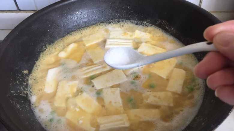 咸蛋黄虾仁豆腐,加入杂蔬粒,加点盐调味