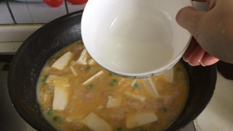 咸蛋黄虾仁豆腐,用适量水淀粉勾芡