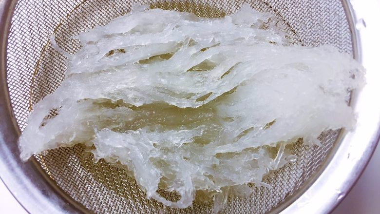 木瓜牛奶燕窝,将燕窝顺纹理撕开撕成一条条的,备用