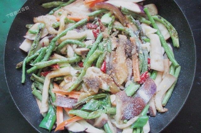 茄子炖豆角,开始调味,放入盐、酱油、五香粉、糖翻炒匀均
