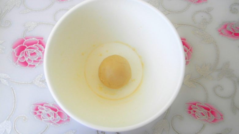 暖心壶紫薯酥,用面粉60克,猪油30克和成油酥面团。两种材料放一起揉匀就可以