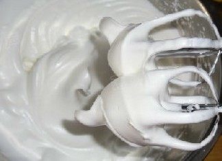 起司蛋糕,现在将蛋白加50克糖,打至出现长弯角