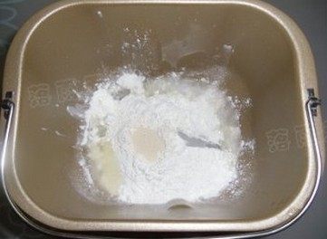 蘑菇培根披萨,将饼皮材料全投入面包桶,放入烤箱卡好位后,将烤箱功能旋钮转至和面档,时间设定20分钟
