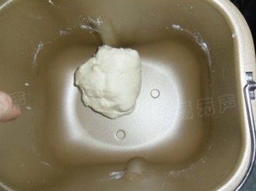 蘑菇培根披萨,和面结束的面团(这是一个的份量,最好两个一起做利于和面)