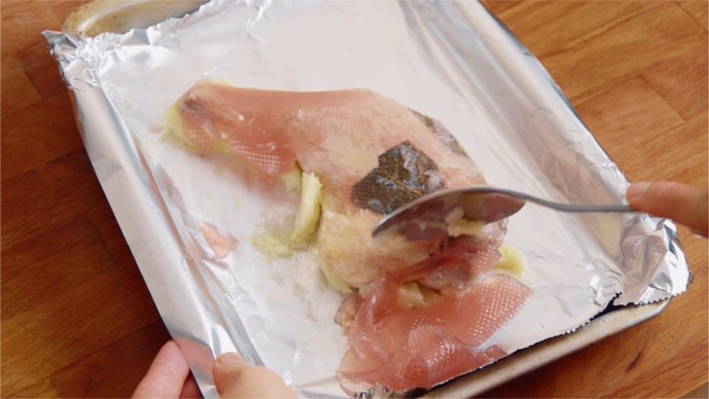 低温慢煮 sous-vide 油封鸭腿配,首先一定要去掉血冻，液体和油脂在高温下的激情碰撞，画面太美不想看。勤快的话最好把鸭腿用厨房纸再擦一遍。