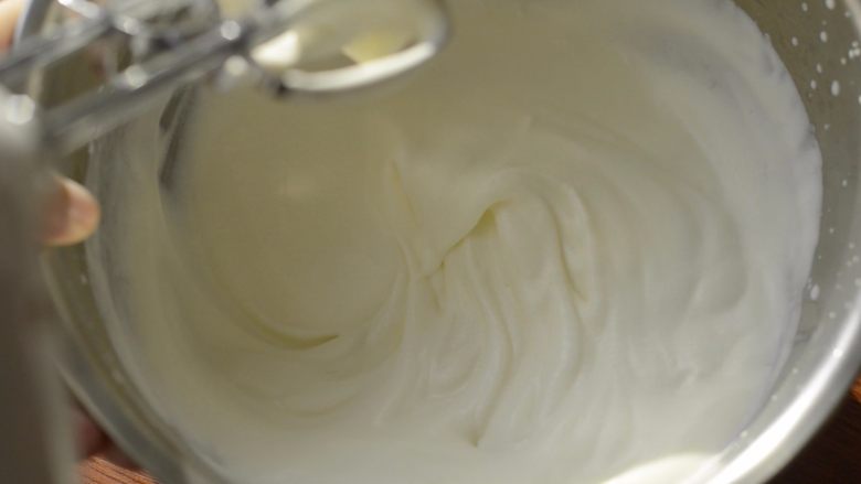 提拉米苏千层蛋糕(简易版奶油霜),开始做馅料。首先把奶油打发到不流动。如果是简单版的,需要打发到硬挺。