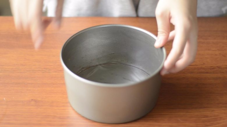 提拉米苏千层蛋糕(简易版奶油霜),一个6寸活底蛋糕模,底部用保鲜膜包好。