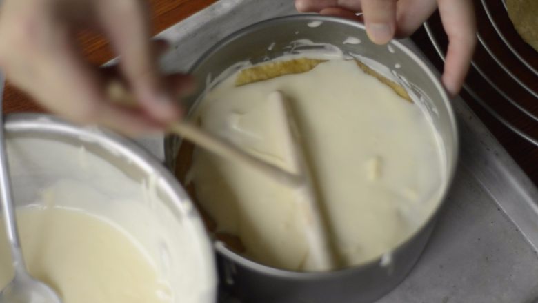 提拉米苏千层蛋糕(简易版奶油霜),把饼和馅料一层层叠起来,一次大概放3-4大勺馅料,抹平后放下一张饼。叠完后冷藏过夜。