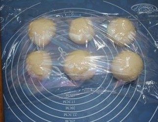 奶香大辫子面包,取出面团用擀面杖排气后分成六份,整圆,盖上保鲜膜松驰10分钟