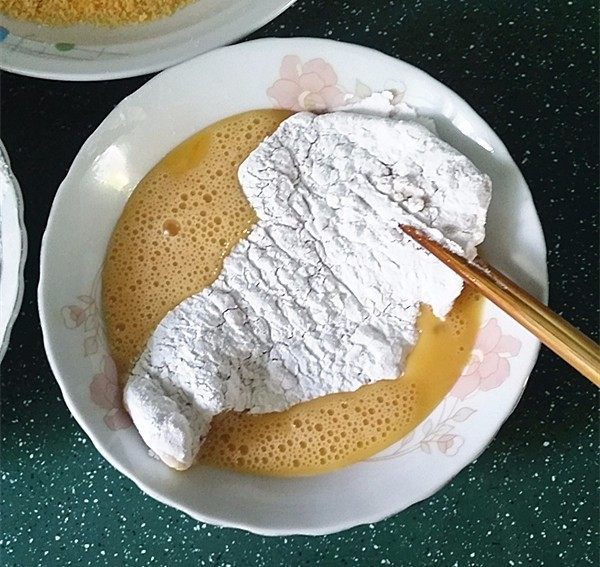 炸香酥鸡排,然后放入鸡蛋液中两面浸湿