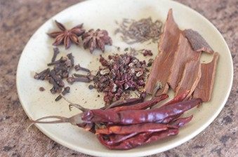 蘑菇炖牛腩,将香料准备好,然后倒入高压锅中