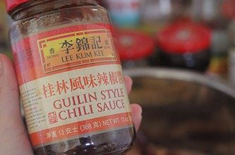 蘑菇炖牛腩,倒入<a style='color:red;display:inline-block;' href='/shicai/ 718'>料酒</a>（直到基本上没过牛腩），<a style='color:red;display:inline-block;' href='/shicai/ 788'>生抽</a>（1小半碗），两大勺<a style='color:red;display:inline-block;' href='/shicai/ 691'>辣椒酱</a>