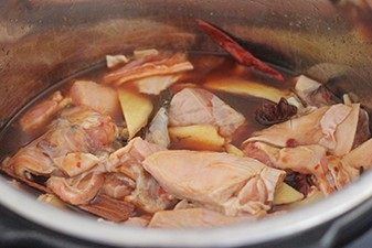 蘑菇炖牛腩,然后加入姜片,盐和糖(比例为2:1),图中为各种料加完后的各种比例。然后高压2小时