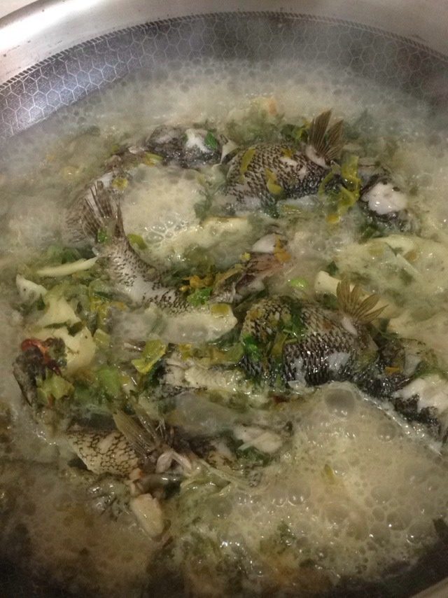春笋步鱼,锅子先要加热到很高的温度,然后加很多油(能没过鱼的身体),中温的时候下鱼,等鱼的腮帮子的那片肉翘起来后用漏勺将鱼捞起,放边上。另起油锅,油适量,高温下笋片、雪菜,煸炒后加少量料酒,盐、糖(一点点),水,盖上盖子。