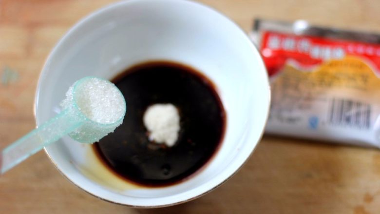 盐水焗蒸鸡,补放一点糖,不仅提香,也中和了盐味,让肉味更加和味。