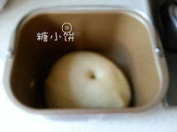 豆沙花面包,发酵好以后把揉面筒取出来,在面团中间压一个孔(如果不回缩就说明发好了)