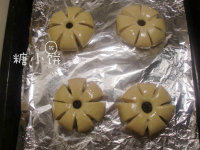 豆沙花面包,表面刷蛋液~嫌麻烦的话也可以不刷,然后在中间压进一颗<a style='color:red;display:inline-block;' href='/shicai/ 108866'>西梅干</a>做出花芯