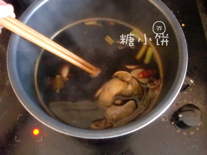 卤鸡肝,鸡肝放入卤水中煮15分钟。离火。浸泡过夜