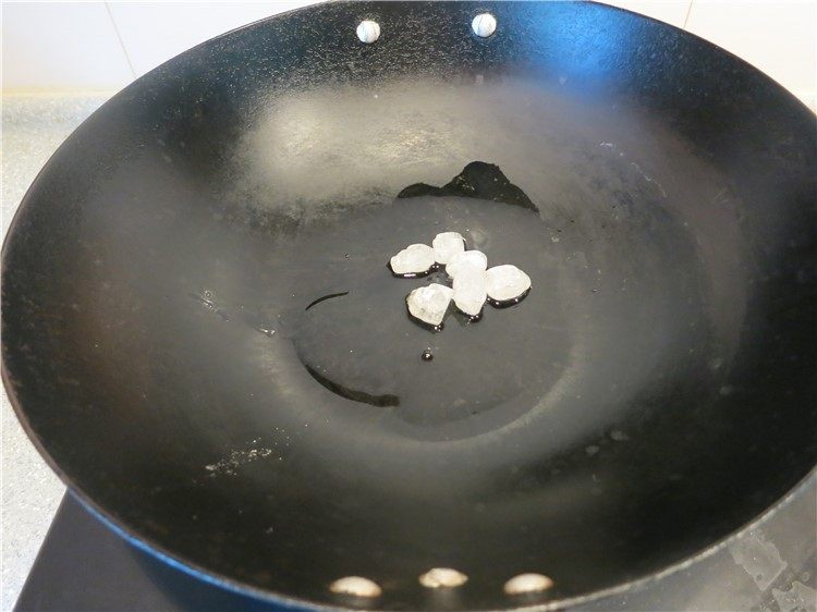 唇齿留香软糯如沙--红烧肉炖土豆,炒锅烧热放油,将<a style='color:red;display:inline-block;' href='/shicai/ 866'>冰糖</a>放入