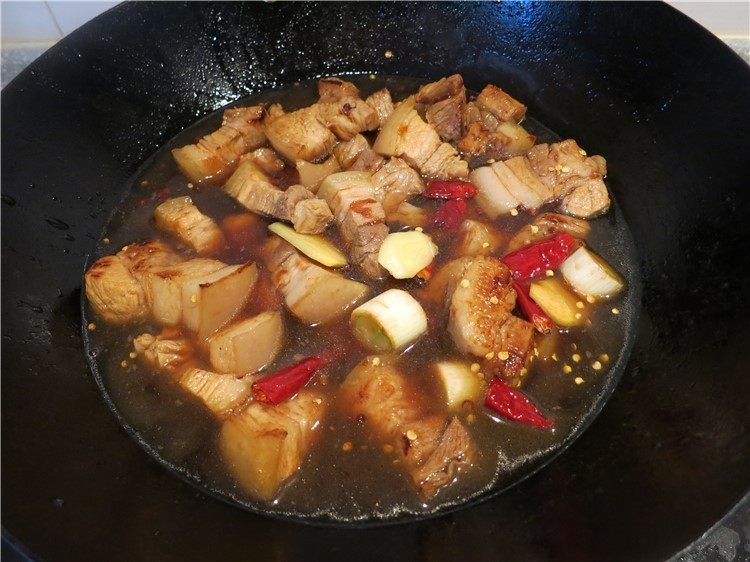 唇齿留香软糯如沙--红烧肉炖土豆,加入足量的水盖上盖,开锅后改小火慢炖