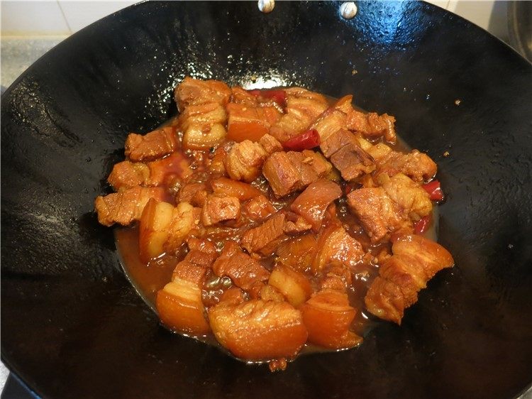 唇齿留香软糯如沙--红烧肉炖土豆,时间40分钟左右,中途要开盖检查水量,不足可以添加开水。
