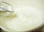 奶油咖啡戚风蛋糕,搅打至湿性发泡,提起打蛋器,蛋白成柔软的弯钩状态,制成蛋白霜